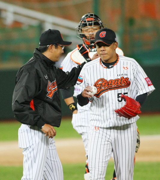 김사율선수가 6이닝 무실점후 마운드를 내려가는 모습